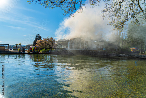 Incendie sur les berges du Lac d'Annecy, Annecy, Haute-Savoie