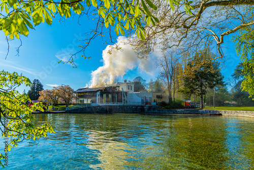 Incendie sur les berges du Lac d'Annecy, Annecy, Haute-Savoie