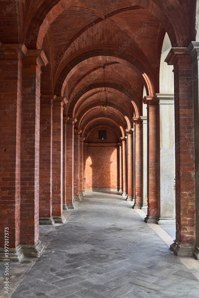 Obraz premium Long brick arcade with repeating arches in Venice