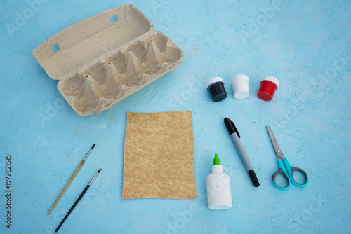 Tutorial how to make family of mice made from cardboard egg packaging. Ready-made toys and tools. An eco-friendly idea for reuse, decorations for Easter, a gift for dad, mom, on family day.