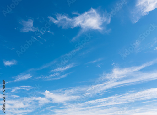ciel bleu et nuages fins