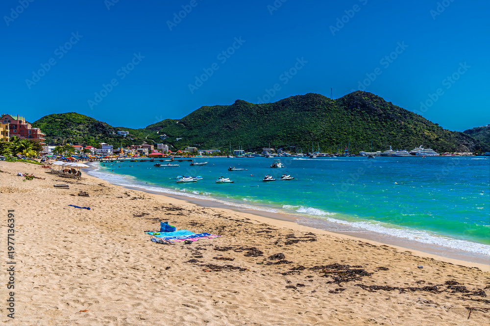 Fototapeta premium A view along the Great Bay Beach in Philipsburg, Sint Maarten on a sunny day