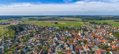 Die Gemeinde Moorenweis im westlichen Landkreis Fürstenfeldbruck aus der Vogelperspektive