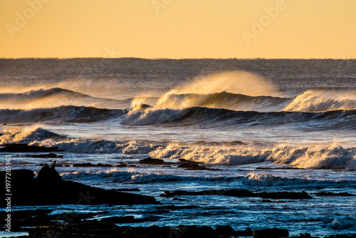 Olas rompiendo en el mar en amanecer