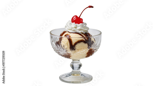 Foto Creamy vanilla ice cream sundae with chocolate syrup and cherry, isolated on tra