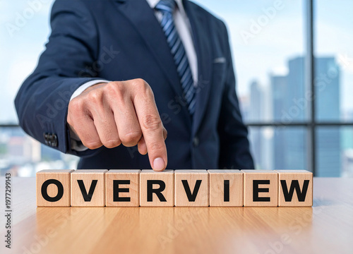 Overview - Geschäftsmann zeigt auf das Wort 