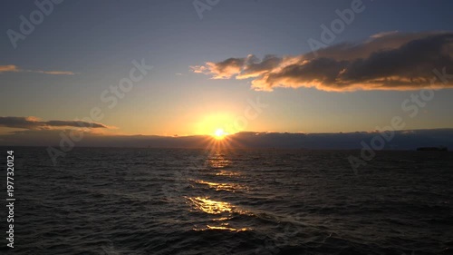 【新舞子マリンパーク】水平線に沈む夕日の光芒