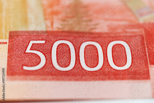 Foto Close view of a red banknote showing denomination of five thousand