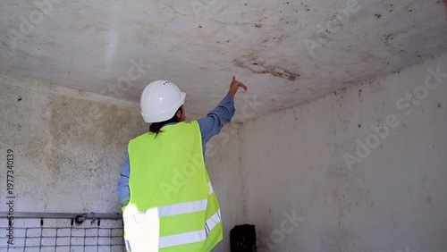Fotografía Certified professional wearing hard hat and safety vest performing an inspection
