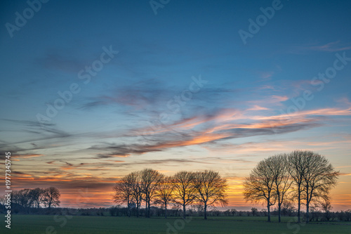 Der abendliche Himmel über der Ostseeinsel Fehmarn