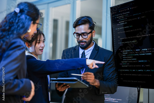 Fotografie Tech team lead mentoring diverse junior developers on system architecture