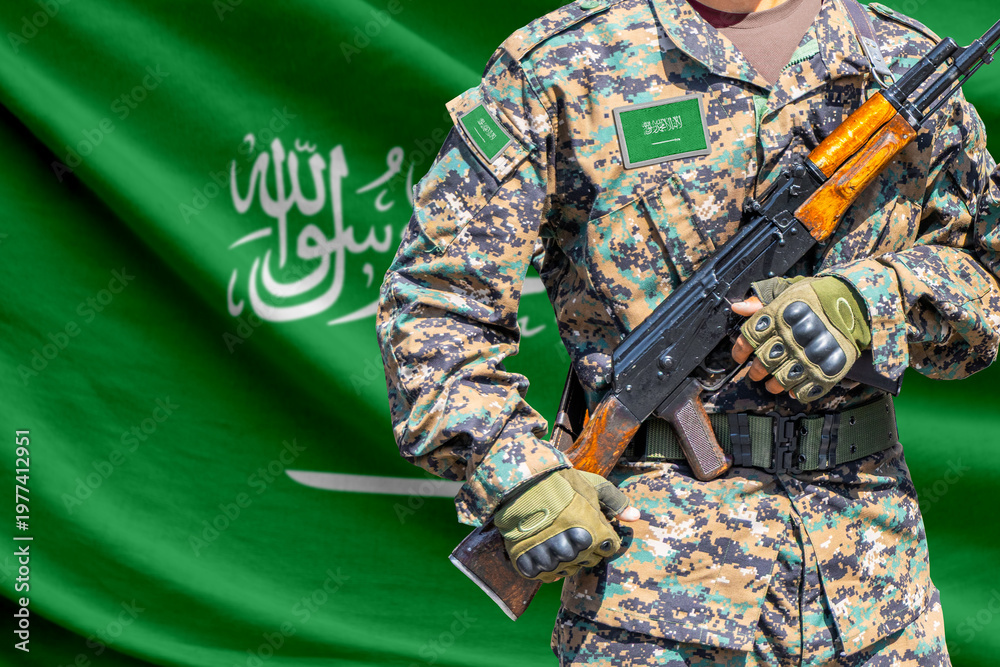 Obraz premium Saudi Arabia flag with soldier holding assault rifle