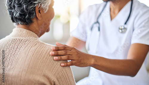 Profesional sanitaria sonriente atendiendo a una mujer mayor sentada, escena de atención médica cercana que refleja cuidado, salud, seguros, residencias de mayores y servicios al bienestar senior