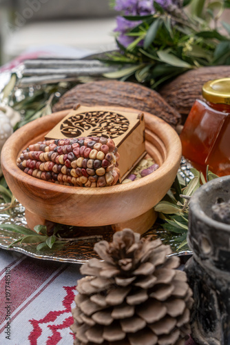 Altar ceremonial holístico con maíz ancestral, semillas, miel y elementos para sahumerio