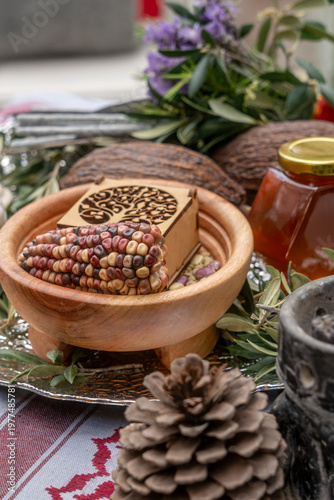 Altar ceremonial holístico con maíz ancestral, semillas, miel y elementos para sahumerio