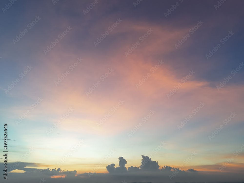 Obraz premium Beautiful Sunset Sky Gradient with Soft Clouds and Golden Hour Light