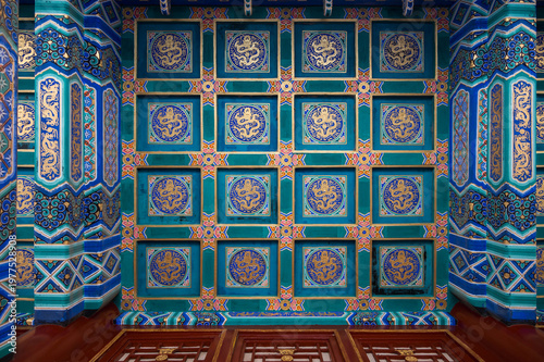 Cuadro en lienzo Ornate coffered ceilings painted with golden dragons and vibrant patterns decorate a traditional building at the Summer Palace in Beijing