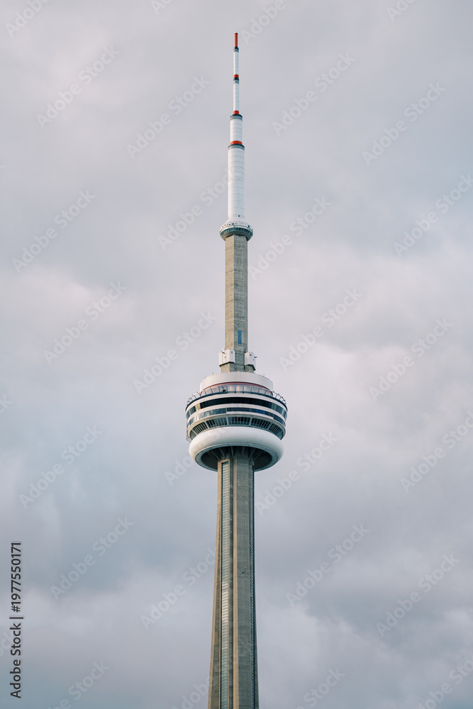Obraz premium Famous Tower Skyline. Striking Tower Soars Under Somber Overcast Sky With Distant Cityscape