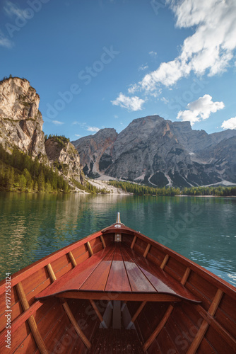 Foto Wooden boat navigating lago di braies dolomites mountains lake