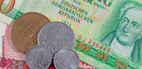 Tableau sur toile DDR-Geld, Münzen und Geldscheine