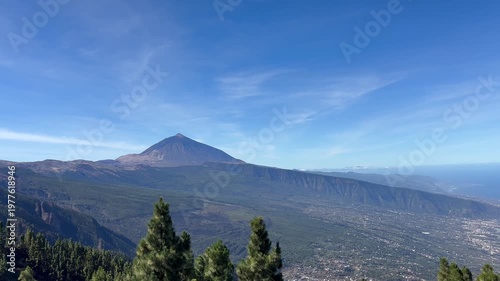 Blick aus der Ferne auf den Pico de Teide auf Teneriffa, kanarische Inseln