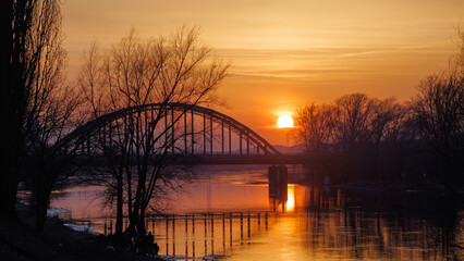 Plexiglas schilderij Reflectie Oude spoorbrug silhouet bij zonsondergang  © Dmytro