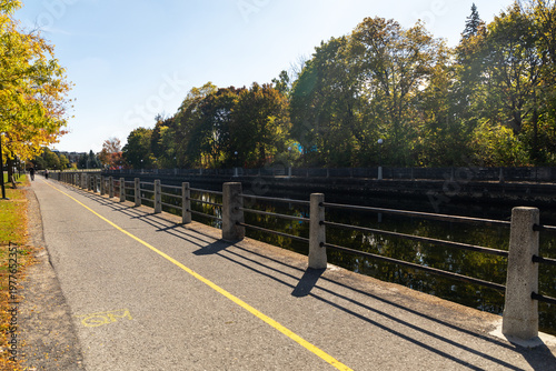 Fotografia Pathway alongside Rideau canal in Ottawa, Canada in autumn