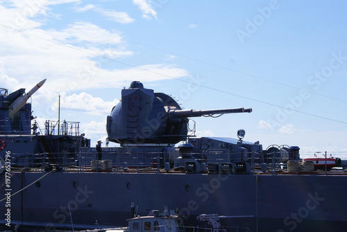 Canvastavla A warship moored on the embankment in the city center, navy, naval artillery, military weapons