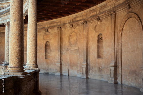Cuadro en lienzo Renaissance circular courtyard in palace of charles v, alhambra, granada, spain,