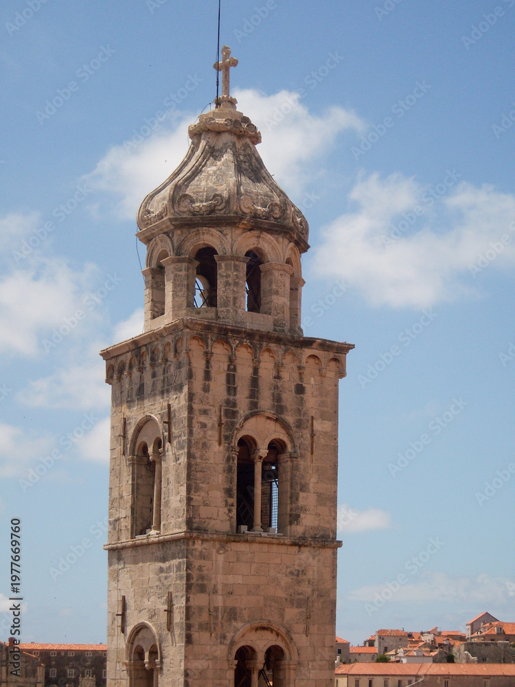 Fototapeta premium Clocher du monastère dominicain et toits de tuiles rouges de la vieille ville de Dubrovnik, Croatie