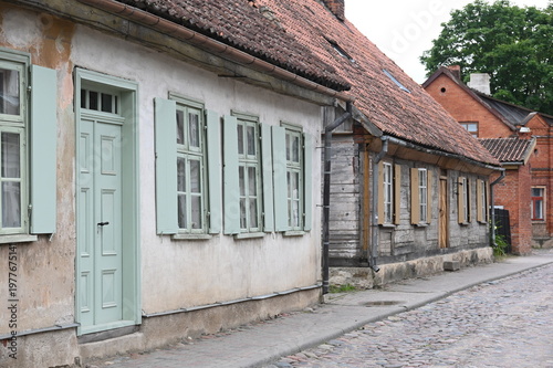 Sanierungsbedürftige Altstadthäuser in Kuldiga in Lettland
