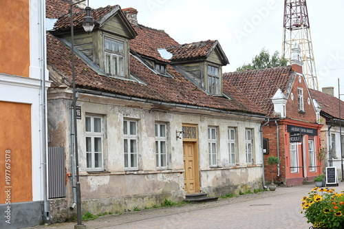 Sanierungsbedürftige Altstadthäuser in Kuldiga in Lettland