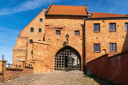 Foto Beautiful ancient brick granaries and Water Gate in Grudziądz, Poland