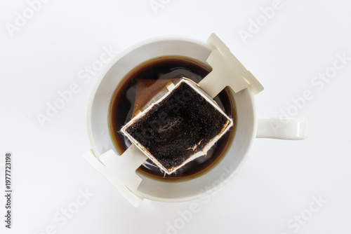 ドリップバッグをから抽出しているコーヒーカップ