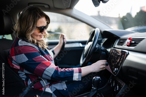 Canvas Print Woman starting car, preparing for road trip drive