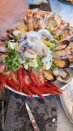 preparazione crudo di mare in un piatto con ghiaccio sul bancone di una pescheria