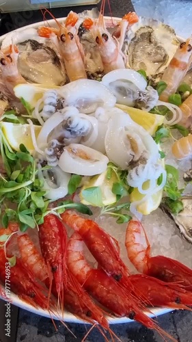 preparazione crudo di mare in un piatto con ghiaccio sul bancone di una pescheria