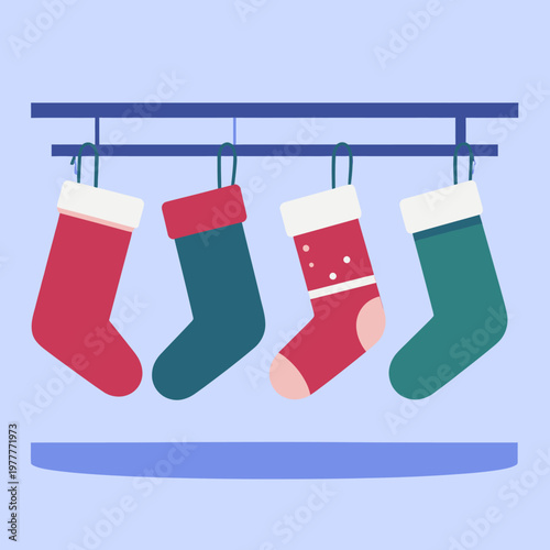 Cuatro calcetines navideños de colores rojo y verde cuelgan festivamente de una barra, listos para los regalos de la temporada.