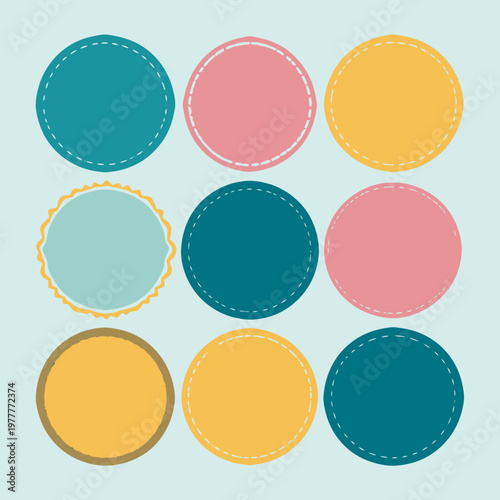 Nove etichette circolari color pastello con bordi decorativi, ideali come badge, cornici o elementi di design grafico per progetti creativi.