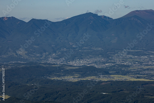 夏の浅間山と長野県佐久市の街並み