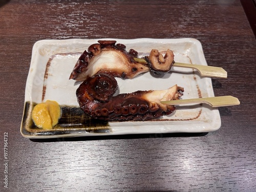 皿に盛られた美味しそうなたこ串のおでん