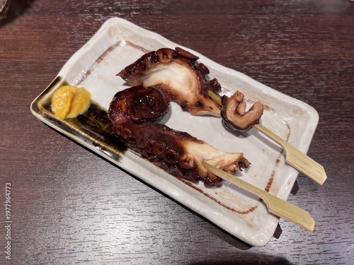 皿に盛られた美味しそうなたこ串のおでん