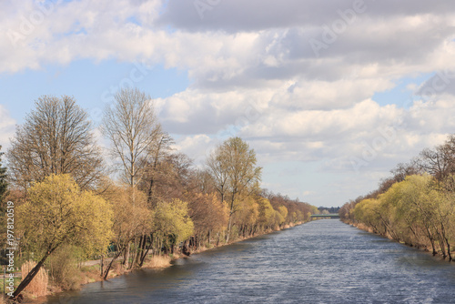 Frühling in Berlin; Blick über den Berlin-Spandauer-Schifffahrtskanal an der Jungfernheide