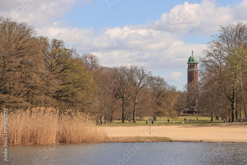 Frühling im Volkspark Jungfernheide; Blick über den Jungfernheide zum Wasserturm