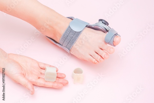 Medical orthopedic bandage and silicone finger separator to treat and prevent Hallux Valgus with adjustment on female foot