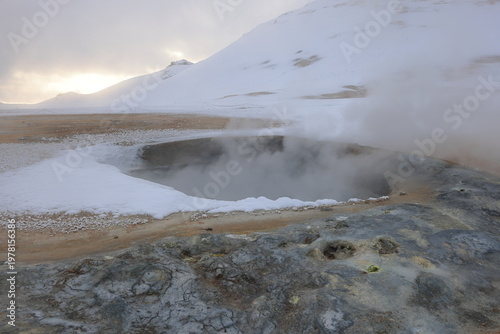 Konstfotografi Hverir, a geothermal area with bubbling pools and steaming fumaroles emitting su