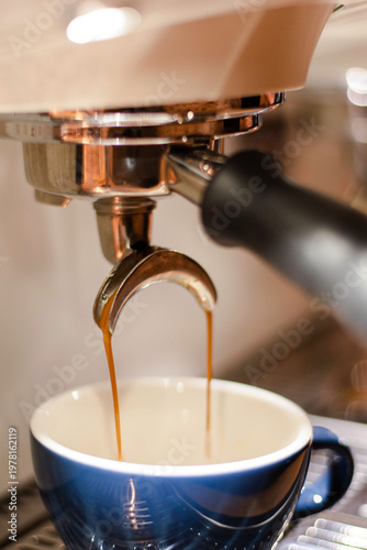 Perfectly balances coffee dripping from the machine into a cup in a café, making it a double espresso.