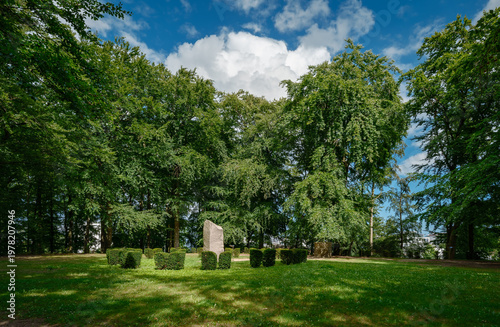 Fotografie Seit der Bronzezeit ein magischer Kraftort: steinerne Stele auf dem Friedensber
