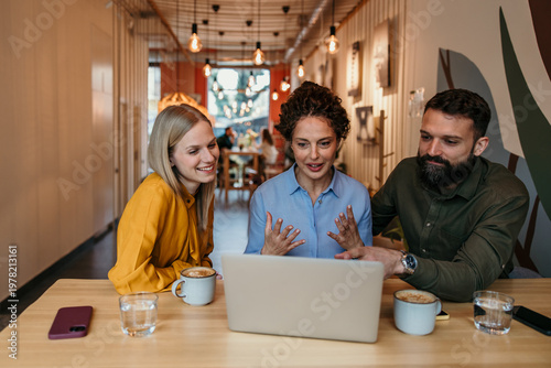Canvastavla Business individuals discussing ideas around laptop during meeting