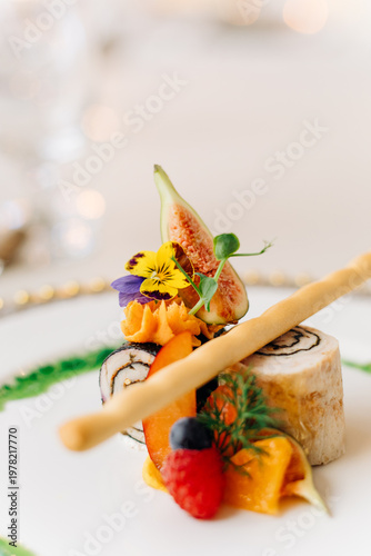 Foto Gourmet appetizer with fresh fruits, edible flowers, and a breadstick